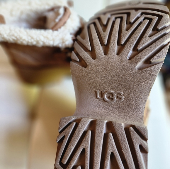 Size 9 - UGG Classic Cozy Tan Shearling Women's Platform Shoes - Picture 14 of 15
